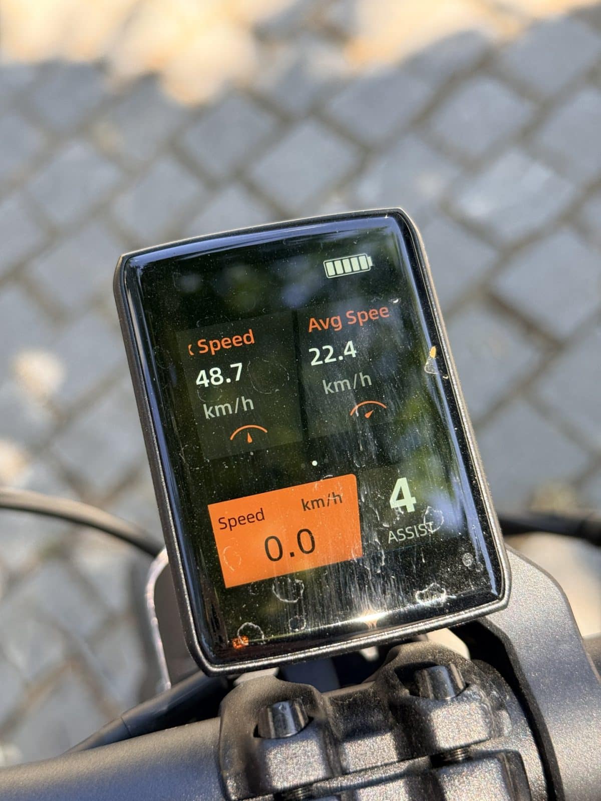 48,7 km/h en descente sur l'écran du TENWAYS CGO Compact