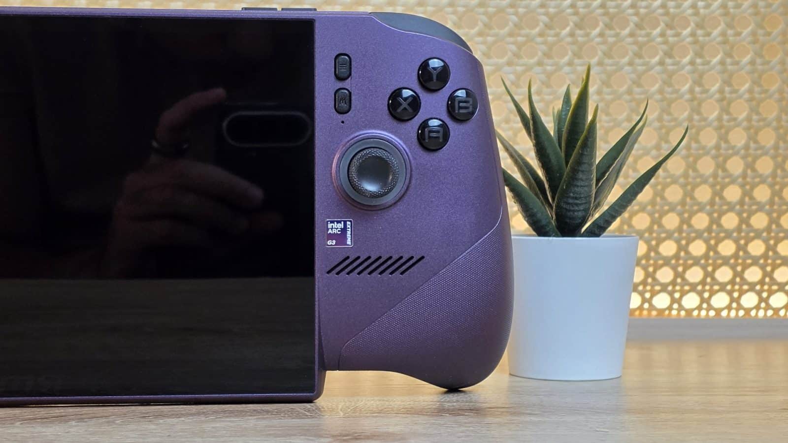 Boutons ABXY et joystick droit avec le sticker Intel Arc G3 de la MSI Claw 8 EX AI+
