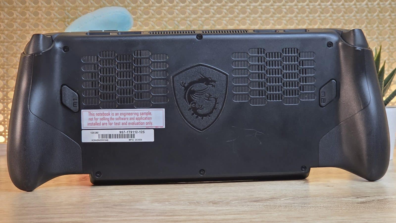 Dos de la MSI Claw 8 EX AI+ avec le logo dragon MSI et les grilles d'aération