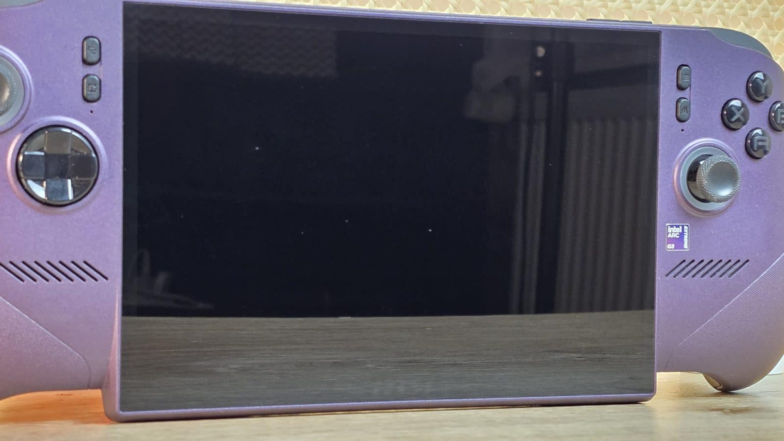 Écran de la MSI Claw 8 EX AI+ éteint, montrant les reflets sur la dalle brillante