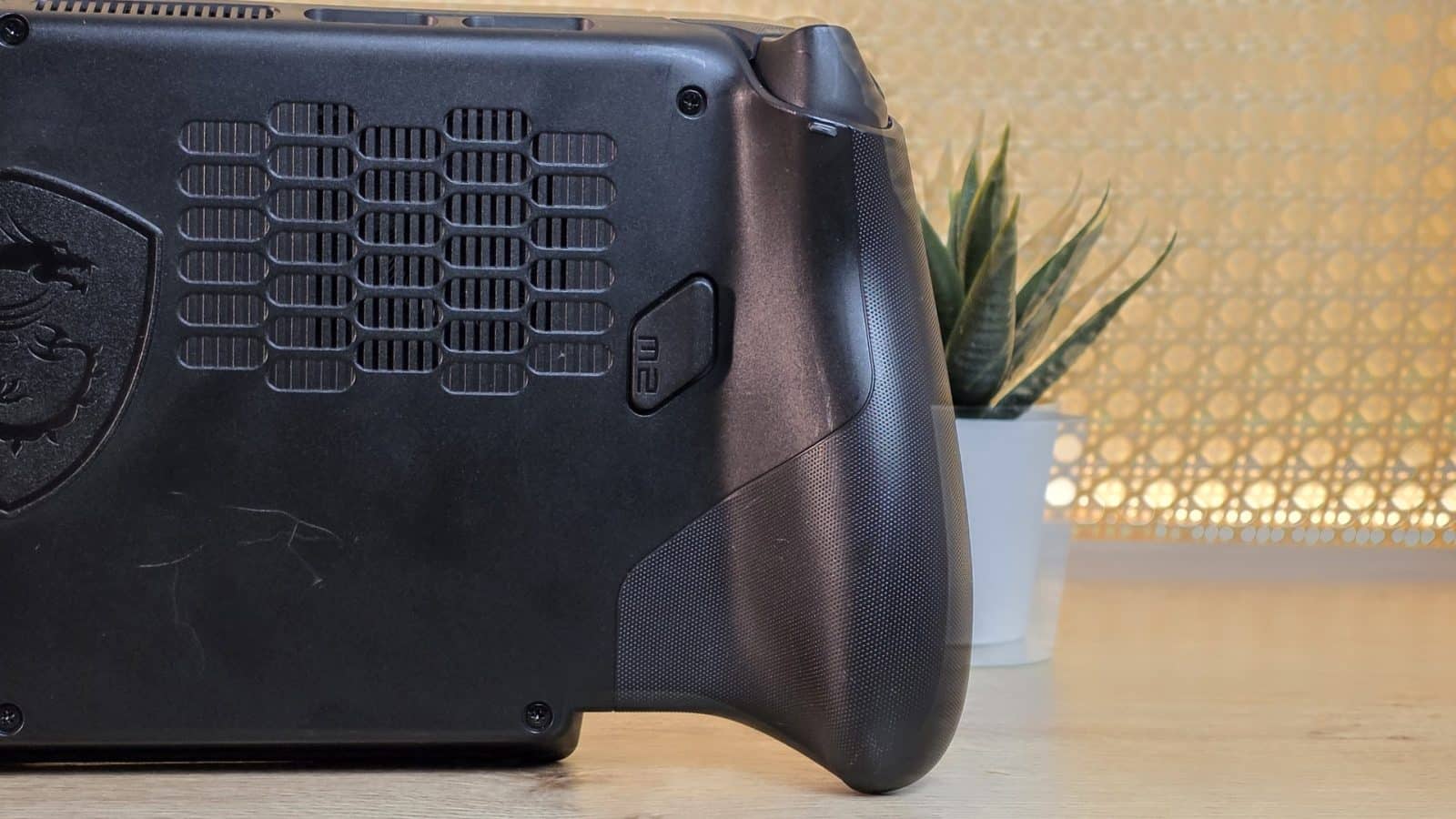 Grilles d'aération et grip texturé au dos de la MSI Claw 8 EX AI+