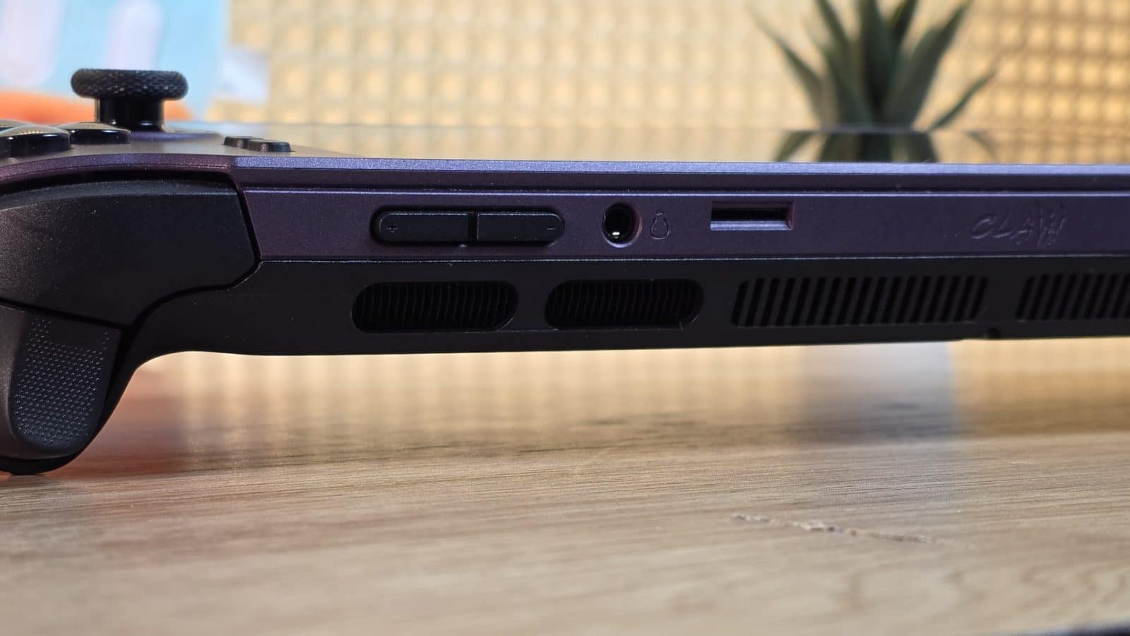 Prise casque, lecteur microSD et gravure CLAW sur la tranche de la MSI Claw 8 EX AI+