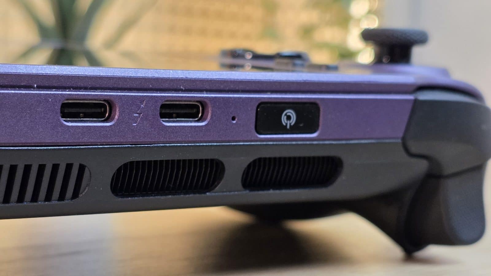 Deux ports USB-C Thunderbolt 4 et bouton d'alimentation de la MSI Claw 8 EX AI+