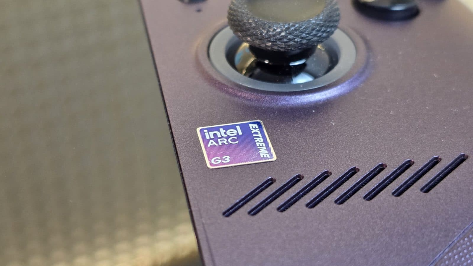 Sticker Intel Arc G3 Extreme sur la coque de la MSI Claw 8 EX AI+