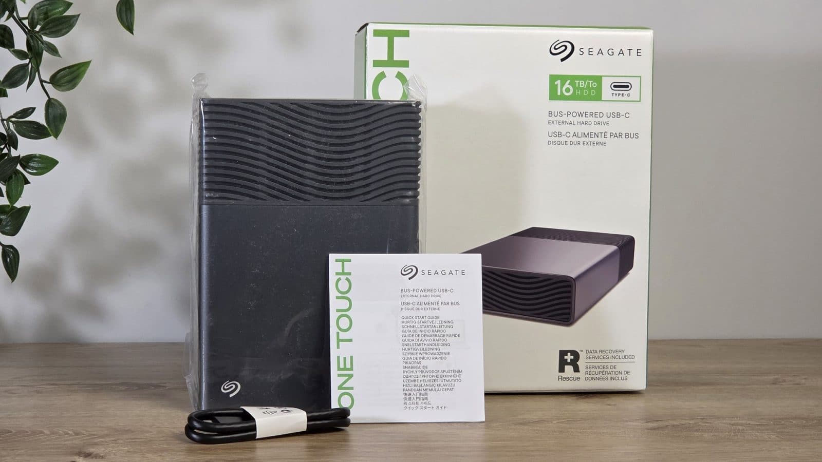 Déballage du Seagate One Touch 16 To : le disque sous blister, le câble USB-C et le guide devant la boîte