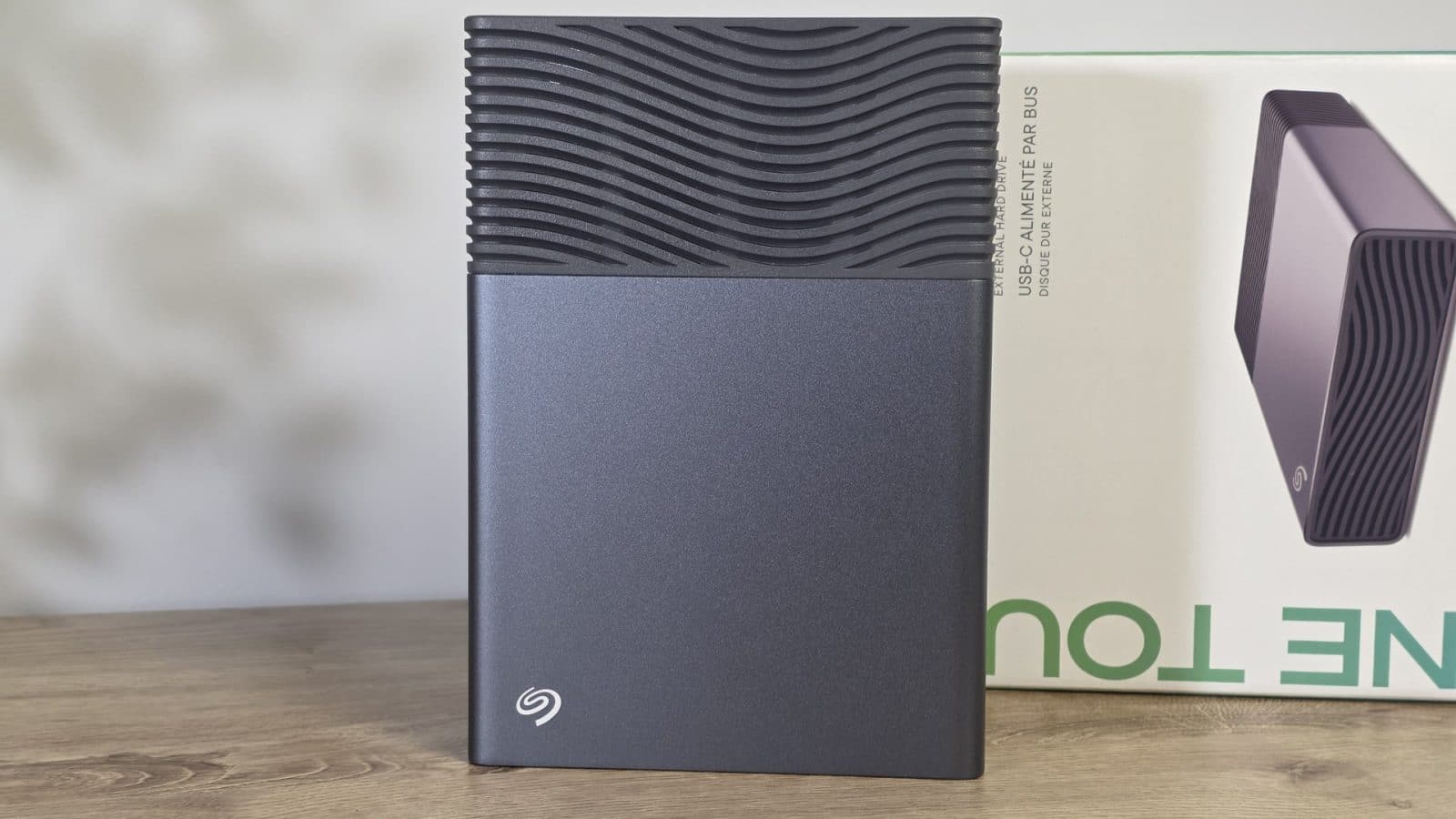 Seagate One Touch debout, montrant le dessus à vagues et la façade mate avec le logo Seagate