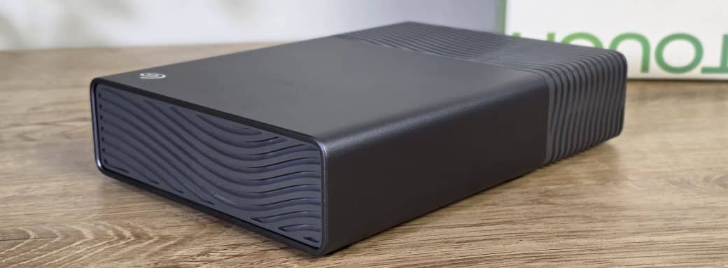 Disque dur externe Seagate One Touch 16 To posé sur un bureau, design à vagues