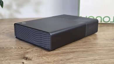 Disque dur externe Seagate One Touch 16 To posé sur un bureau, design à vagues