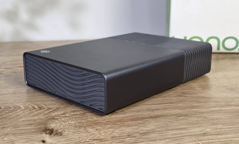 Disque dur externe Seagate One Touch 16 To posé sur un bureau, design à vagues