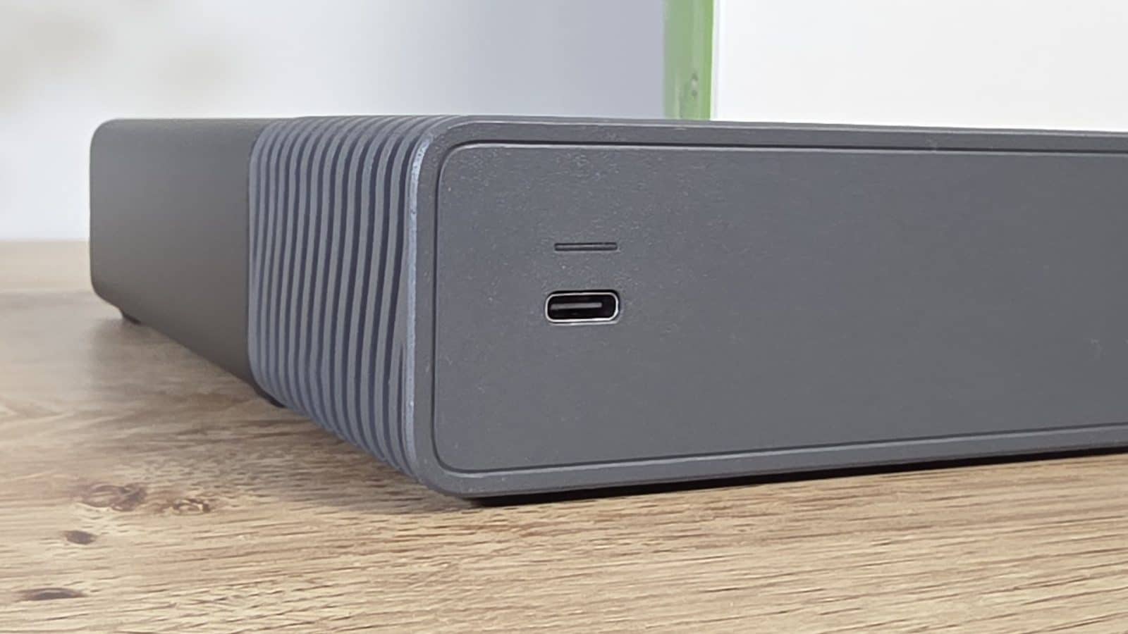 Gros plan sur l'unique port USB-C et la LED du Seagate One Touch