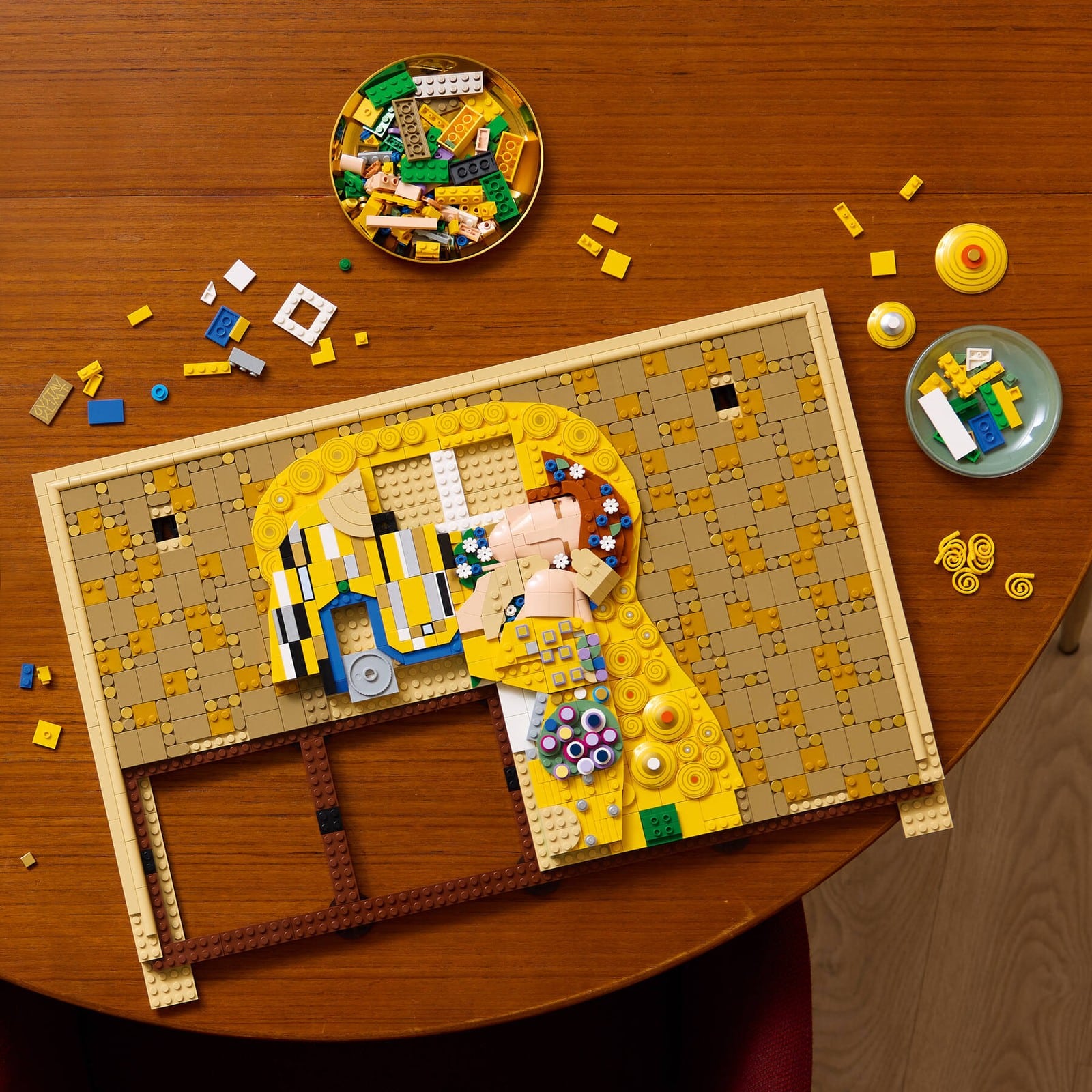 Détail des briques dorées et des motifs du set LEGO Le Baiser de Klimt