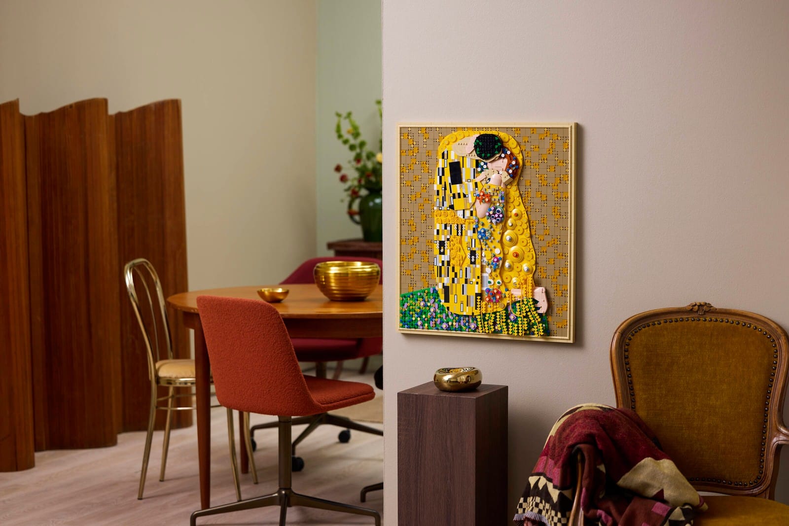 Le set LEGO Le Baiser de Klimt accroché au mur dans un intérieur