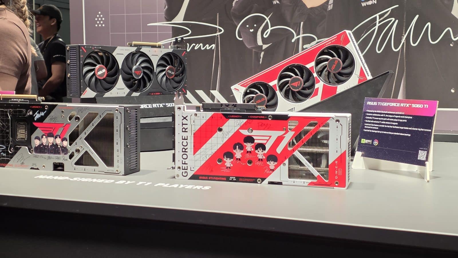 Les cartes graphiques ASUS T1 GeForce RTX aux couleurs de l'équipe League of Legends, à la Gamescom 2026