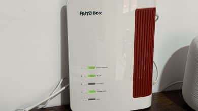 FRITZ!Box 4690 posee avec ses LEDs allumees