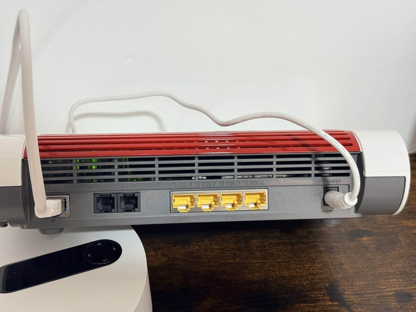 Ports arrière de la FRITZ!Box 4690, WAN 10G et LAN 2,5G
