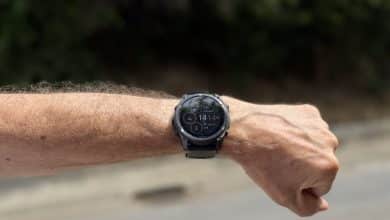 La Garmin fenix 8 Solar portée au poignet, cadran lisible en plein jour