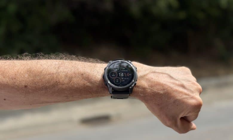 La Garmin fenix 8 Solar portée au poignet, cadran lisible en plein jour