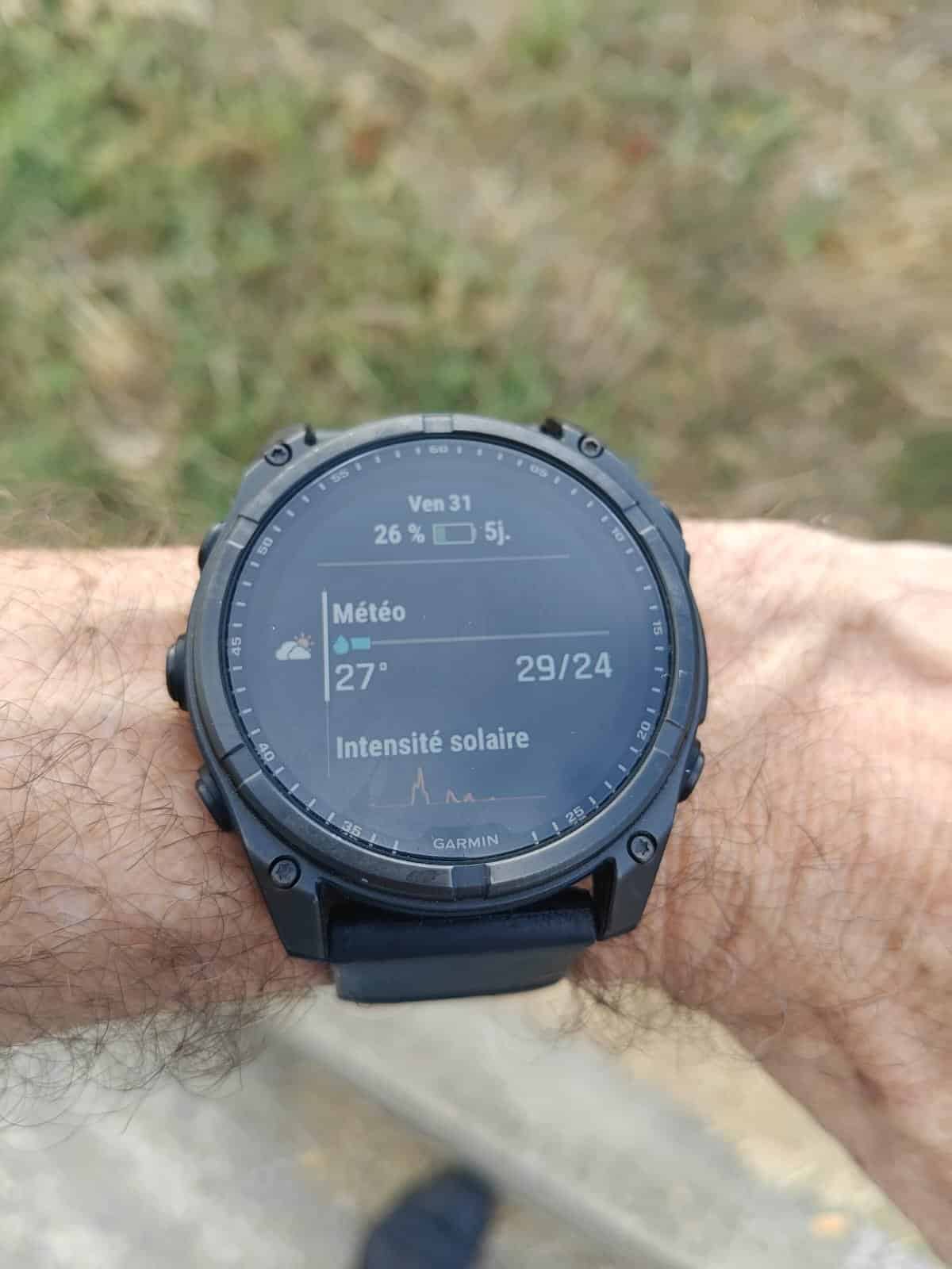 Écran de la Garmin fenix 8 Solar : 26 % de batterie, 5 jours restants et le widget intensité solaire