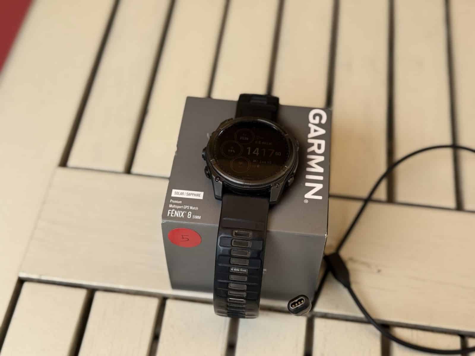 La Garmin fenix 8 Solar posée sur sa boîte, étiquette Solar Sapphire 51 mm