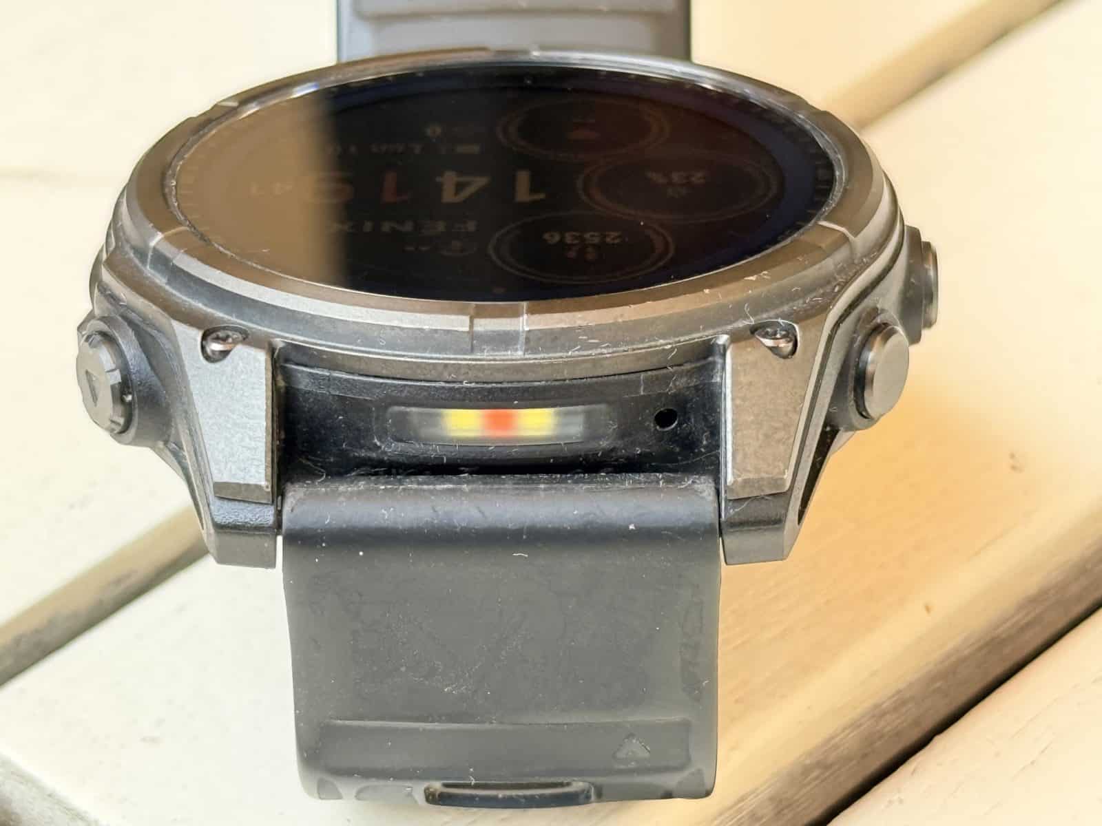 Le dos de la Garmin fenix 8 Solar et son capteur cardio optique