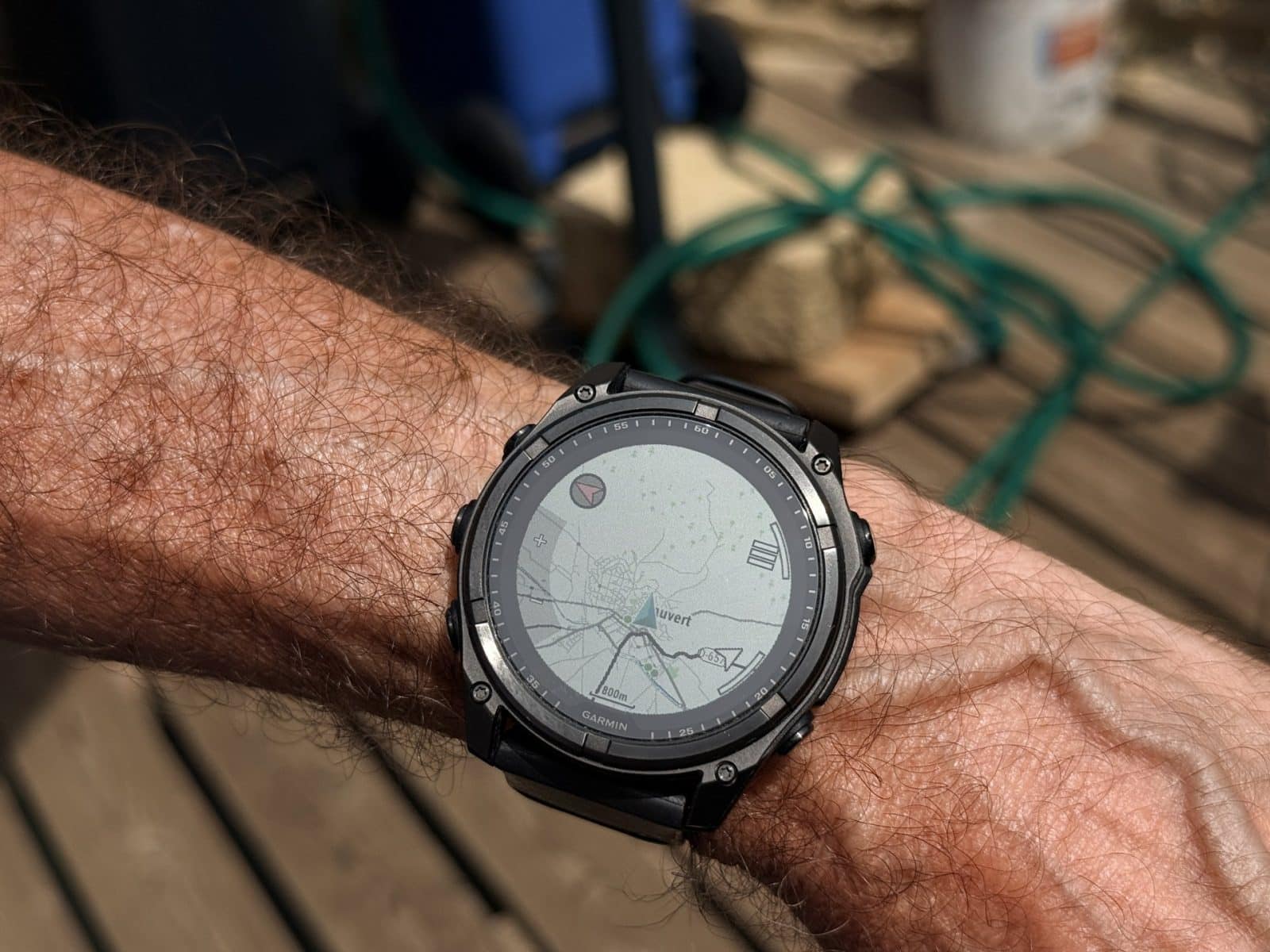 La carte de la Garmin fenix 8 Solar affichée au poignet en extérieur