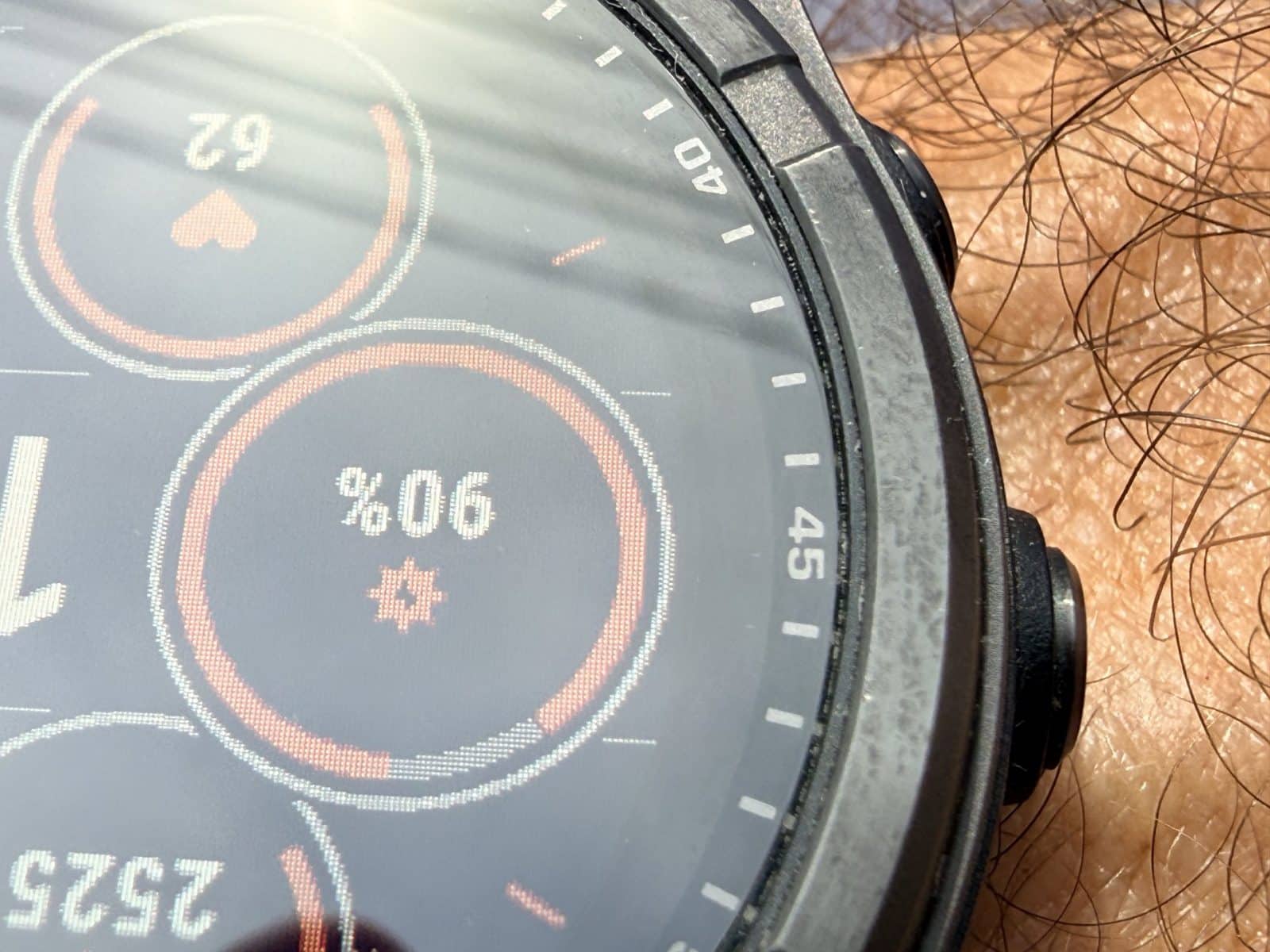 Gros plan sur l'écran de la Garmin fenix 8 Solar et sa jauge de captation solaire