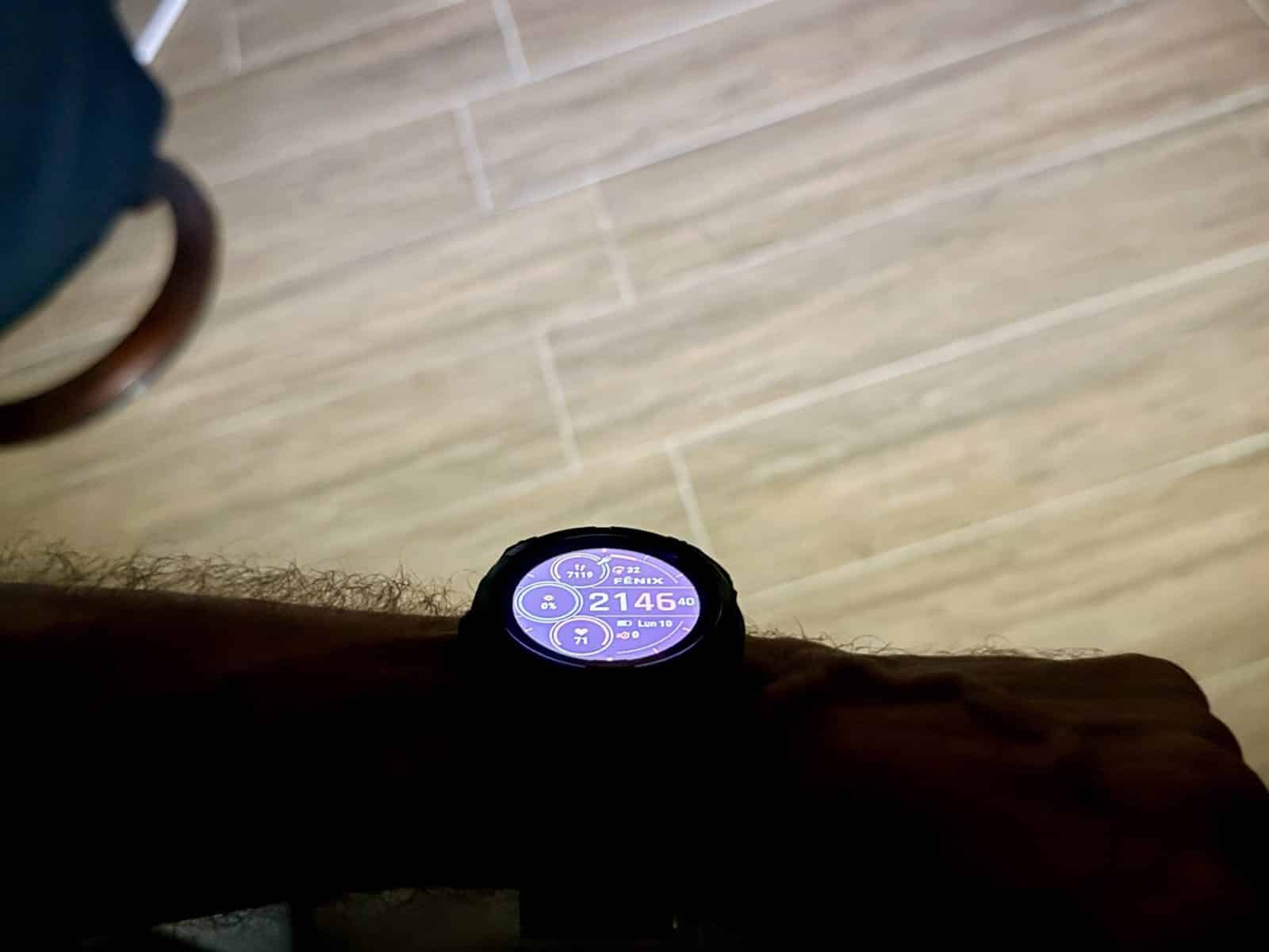 La lampe de la Garmin fenix 8 Solar allumée de nuit, qui éclaire le sol