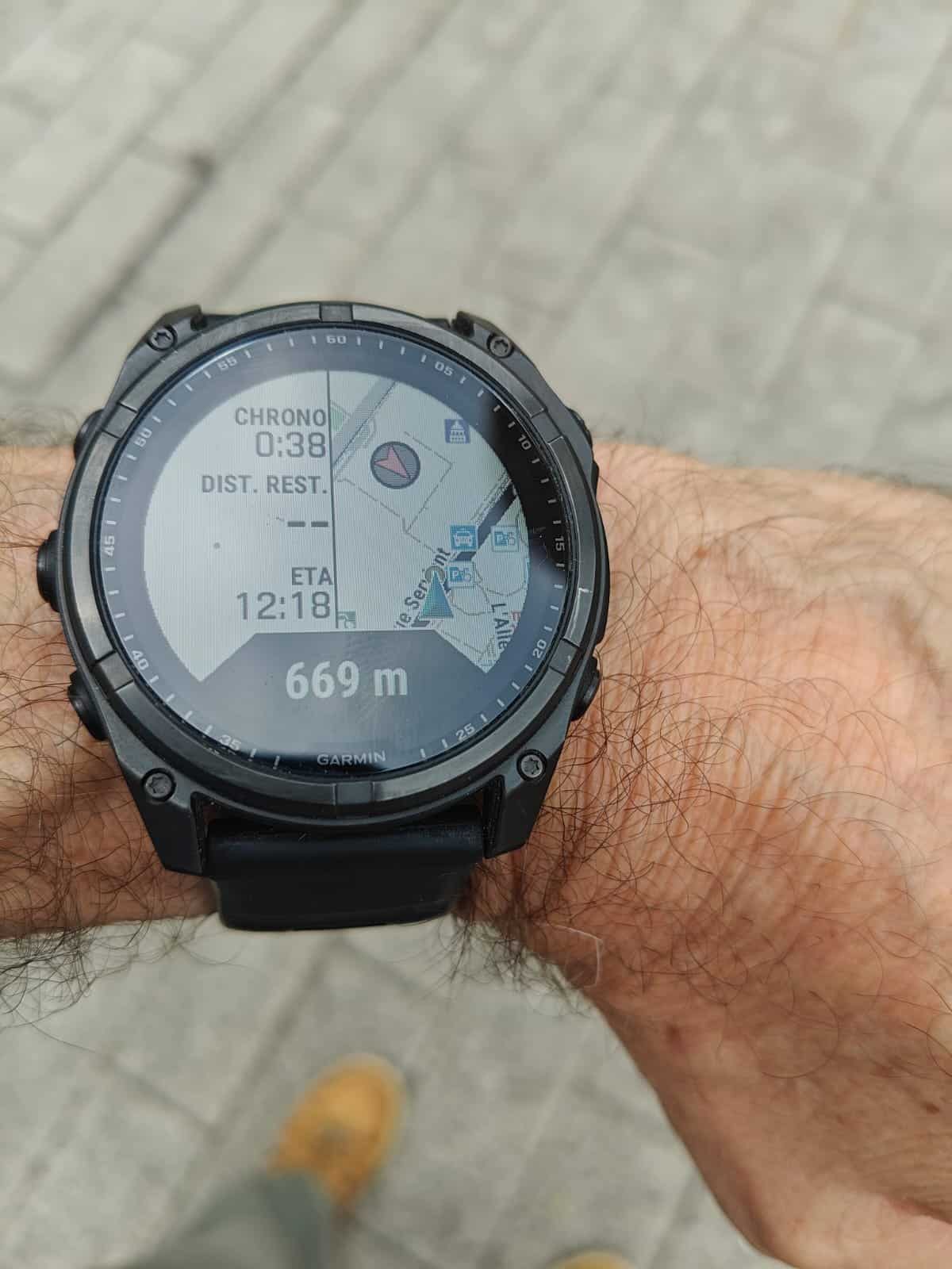 Navigation en cours sur la Garmin fenix 8 Solar : distance restante, ETA et carte