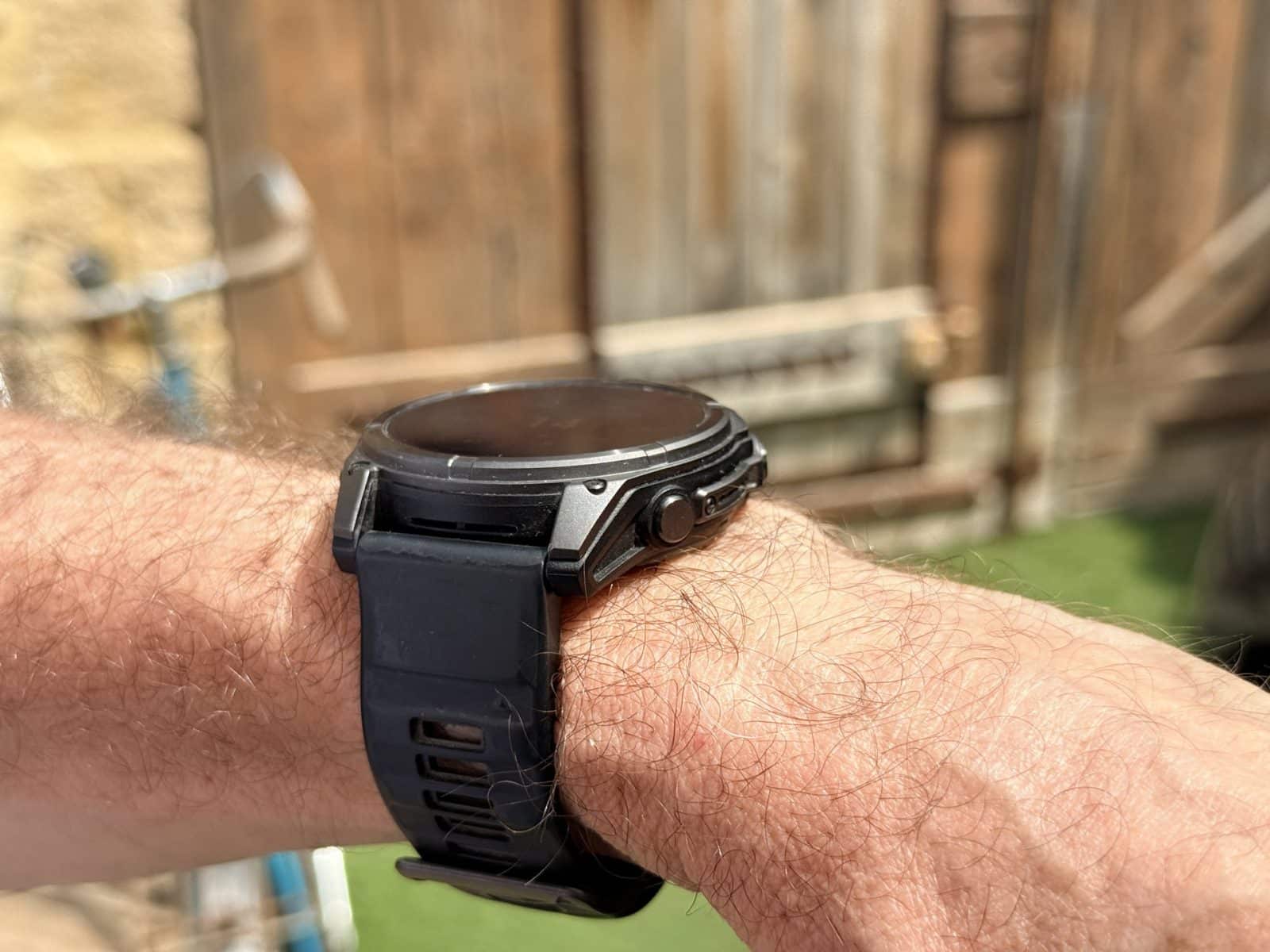 La Garmin fenix 8 Solar de profil au poignet, épaisseur du boîtier 51 mm