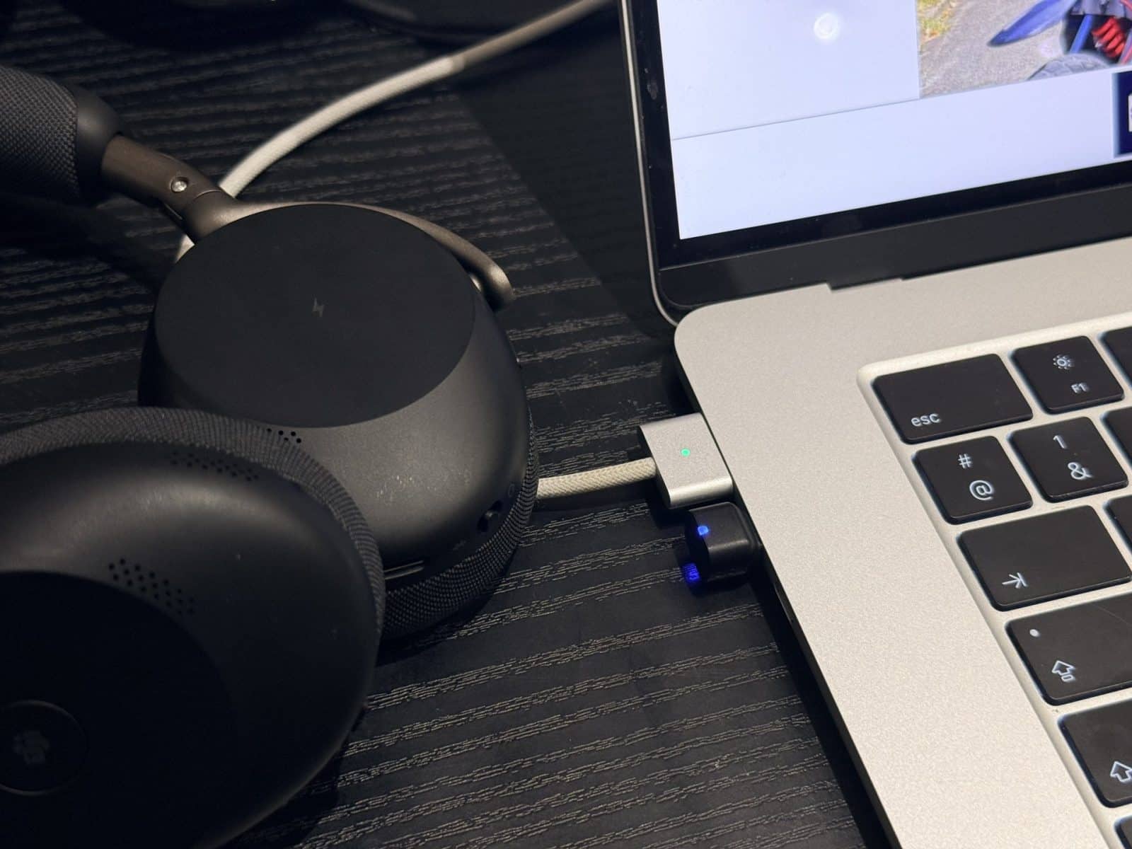Dongle Jabra Link 390 USB-C branché sur le MacBook, à côté du Jabra Evolve3 75