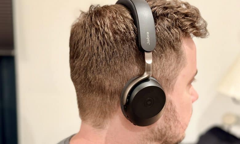 Léo Thevenet portant le casque Jabra Evolve3 75
