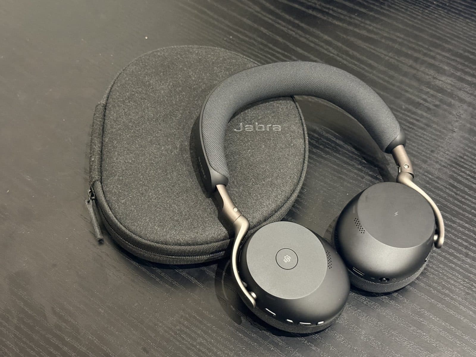Le Jabra Evolve3 75 posé sur son étui, sans perche micro