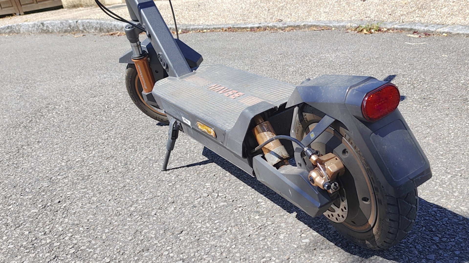 Vue arrière de la Navee GT5 Max, roue motrice, frein à disque et double amortisseur, trottinette électrique, Le Café Du Geek