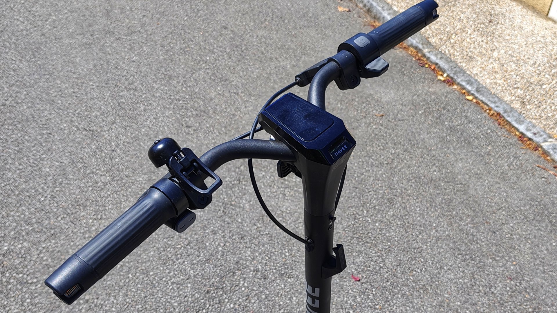 Écran et commandes au guidon de la Navee GT5 Max, trottinette électrique urbaine, Le Café Du Geek