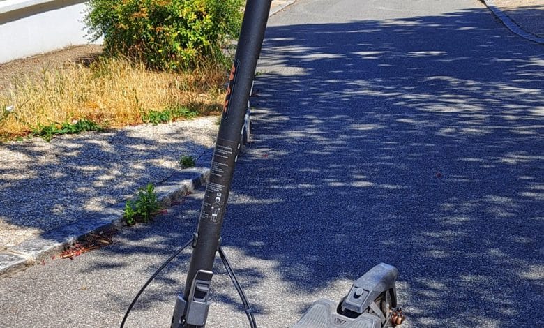 Navee GT5 Max de profil dans la rue, trottinette électrique urbaine testée par Le Café Du Geek