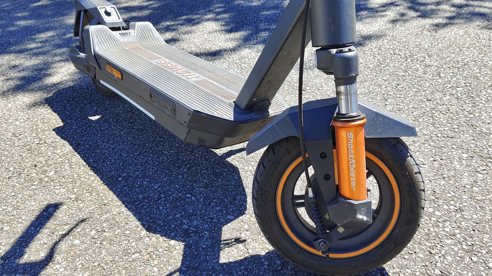 Suspension avant ShockMaster orange et pneu 10 pouces de la Navee GT5 Max, trottinette électrique, Le Café Du Geek