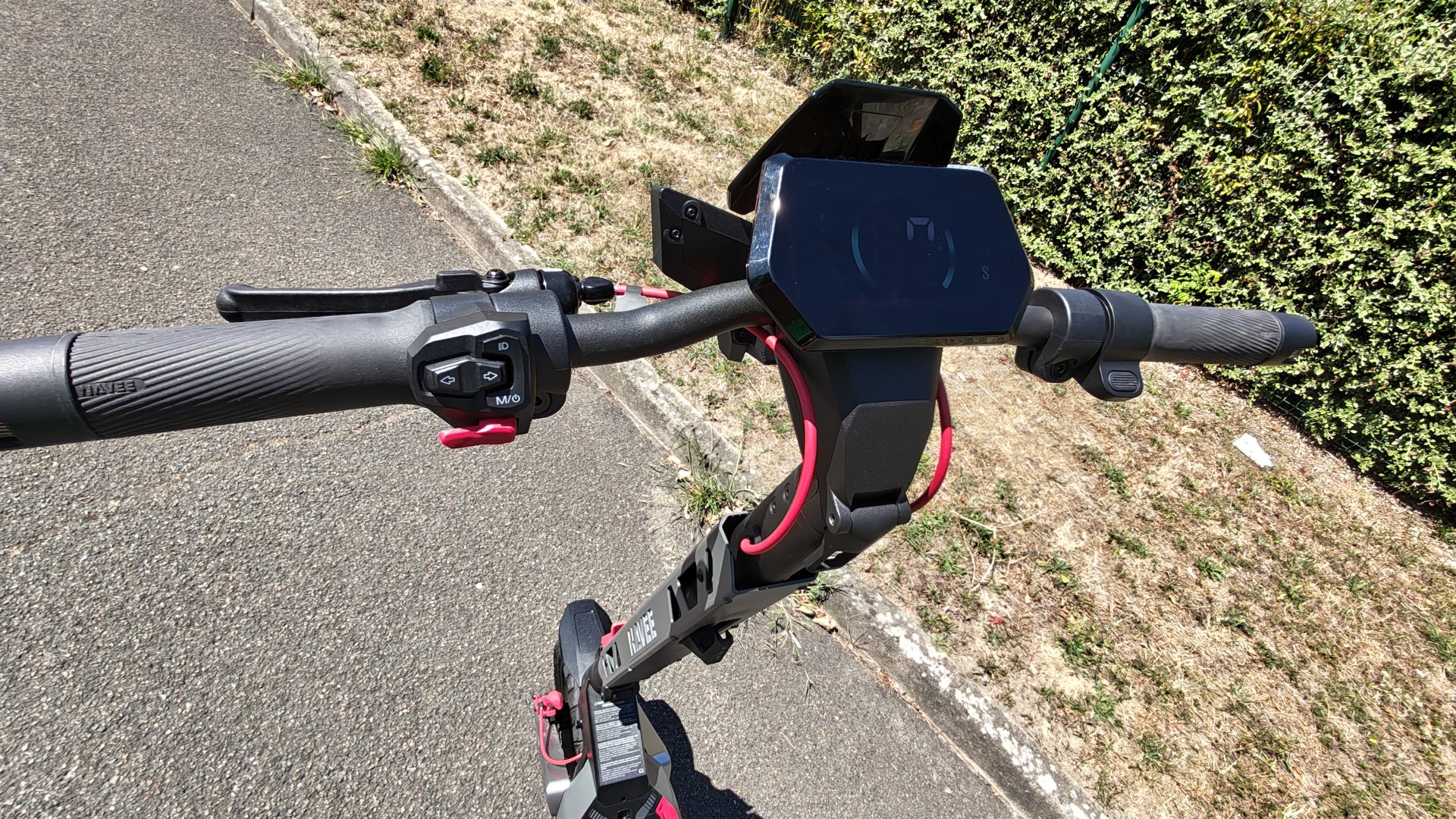 Écran 5 pouces et commandes de la Navee XT5 Pro, trottinette électrique tout-terrain, Le Café Du Geek