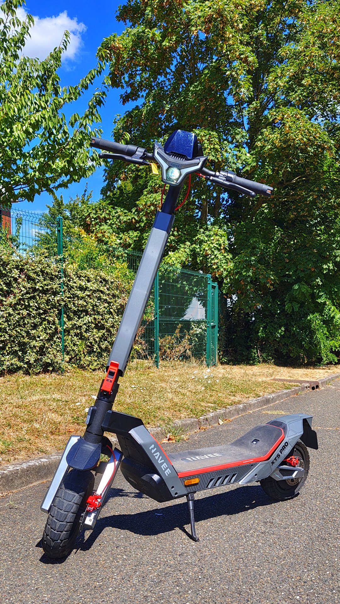 Navee XT5 Pro de profil, trottinette électrique tout-terrain testée par Le Café Du Geek