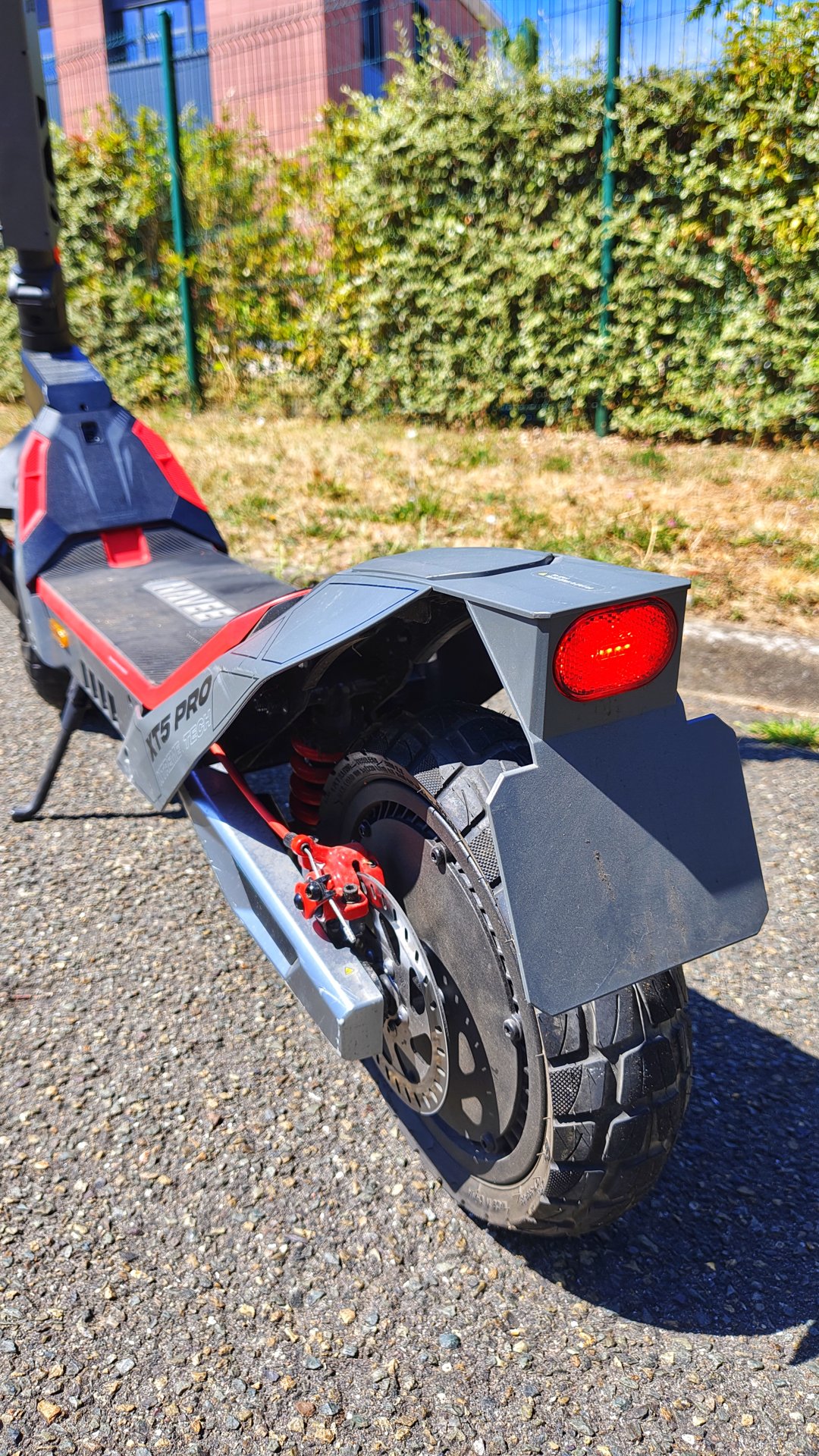 Roue arrière crantée et suspension de la Navee XT5 Pro, trottinette électrique tout-terrain, Le Café Du Geek