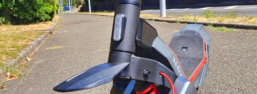 Navee XT5 Pro, suspension avant à ressort et frein à disque, trottinette électrique tout-terrain testée par Le Café Du Geek
