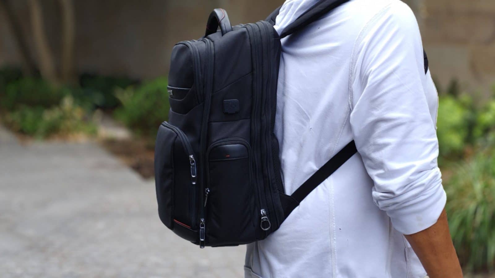 Samsonite Pro-DLX 6 porté sur une bretelle, sans sangle de poitrine