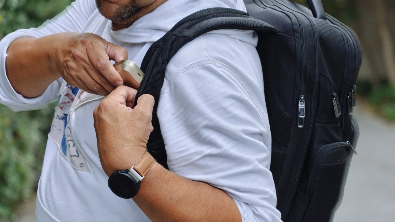 Charge d'un téléphone via le port USB du Samsonite Pro-DLX 6