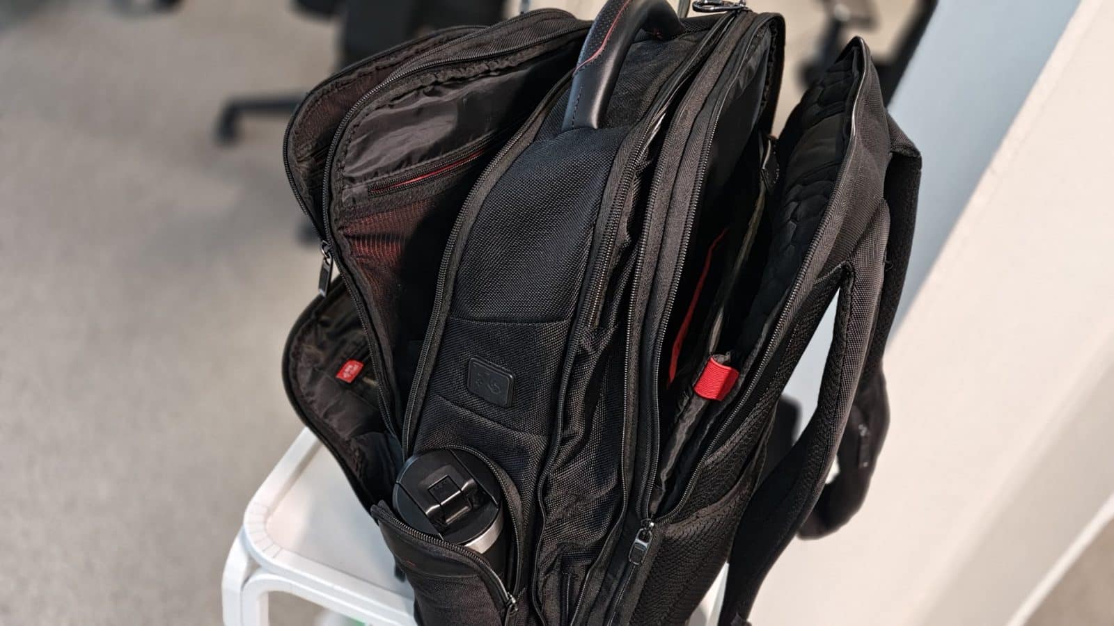 Intérieur du Samsonite Pro-DLX 6, poignée cuir et poche RFID
