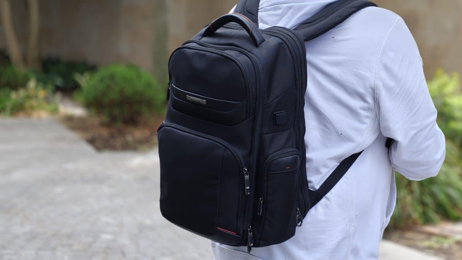 Samsonite Pro-DLX 6 porté en déplacement, vue de dos