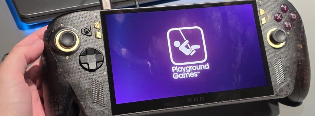 La ROG Xbox Ally X20 de face, écran allumé, sur le stand Asus à la Gamescom 2026