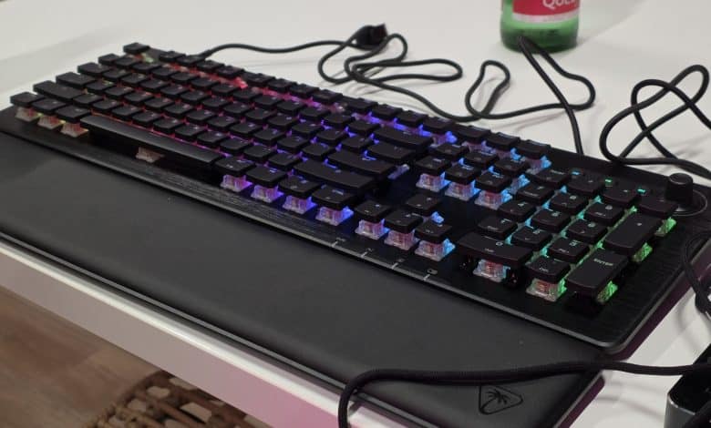Le clavier mécanique RGB Turtle Beach Vulcan II XP en coloris noir avec son éclairage AIMO