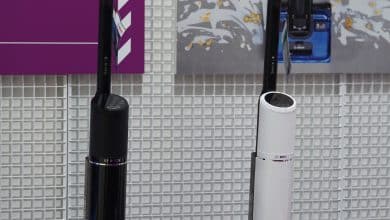Deux aspirateurs-laveurs Bosch OneFlow, noir et blanc, exposes sur le stand Bosch a l'IFA 2026