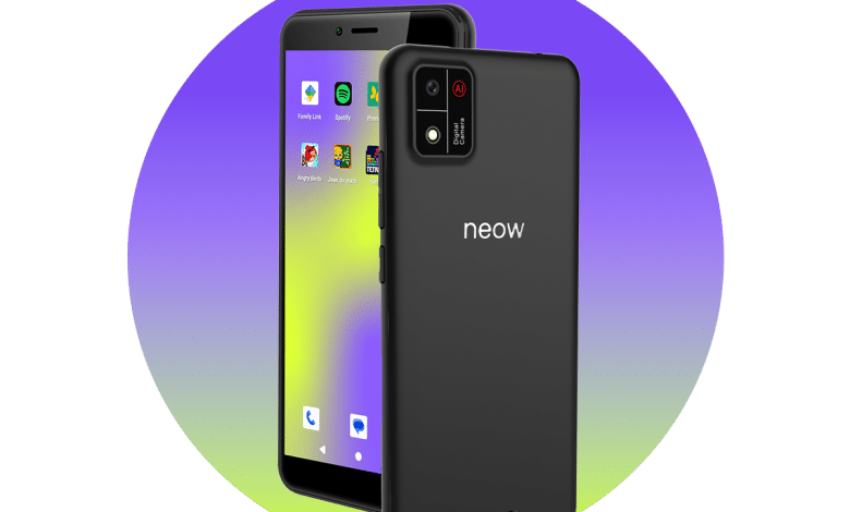 Neow Kids, le smartphone enfant de la marque française Neow, vu de face et de dos