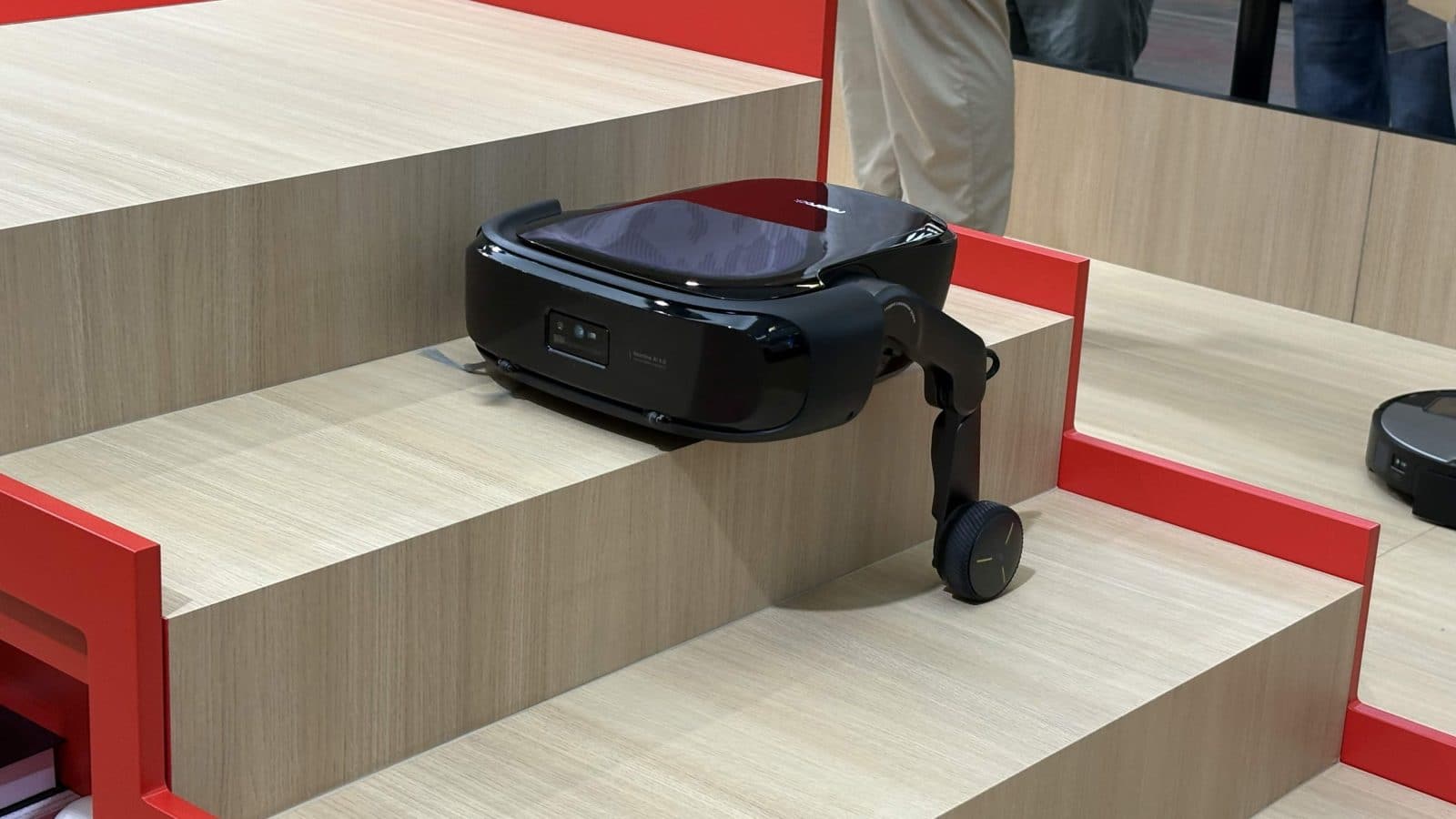Capteurs et jambe articulée du Roborock Saros Rover en démonstration
