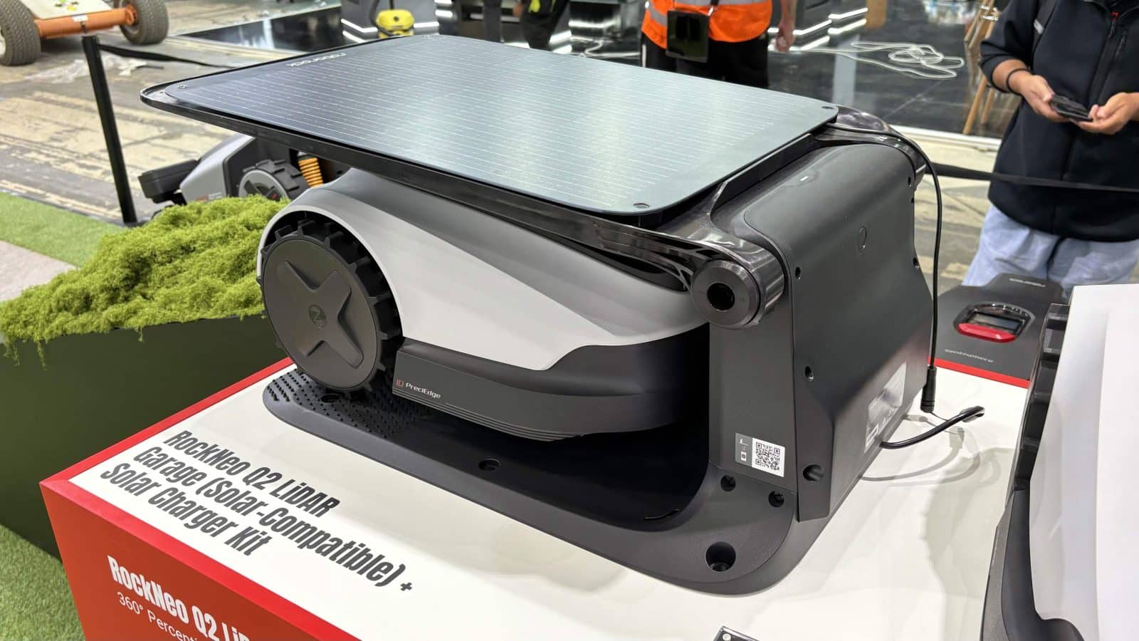 Le Roborock RockNeo Q2 LiDAR dans son garage panneau solaire